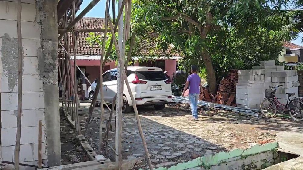 Nyaris rubuh, Mpok Atiek renovasi mushola peninggalan sang ayah, ini 7 potret pembangunannya