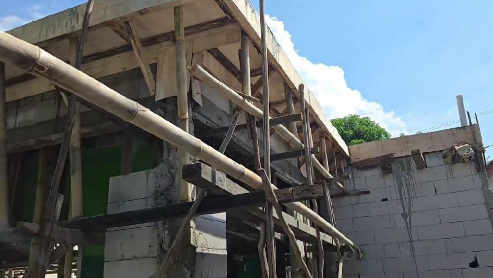 Nyaris rubuh, Mpok Atiek renovasi mushola peninggalan sang ayah, ini 7 potret pembangunannya