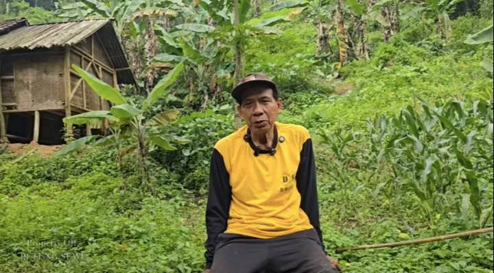 Demi sambung hidup, suami istri paruh baya ini tinggal di lembah gunung Welirang selama 20 tahun