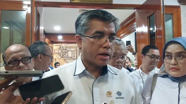 571 ribu penerima bansos terlibat judi online, apa kata Menaker Yassierli?