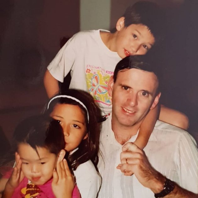 Mike Lewis saat muda disebut mirip Oppa Korea, intip 9 potret lawasnya bikin gadis kesengsem