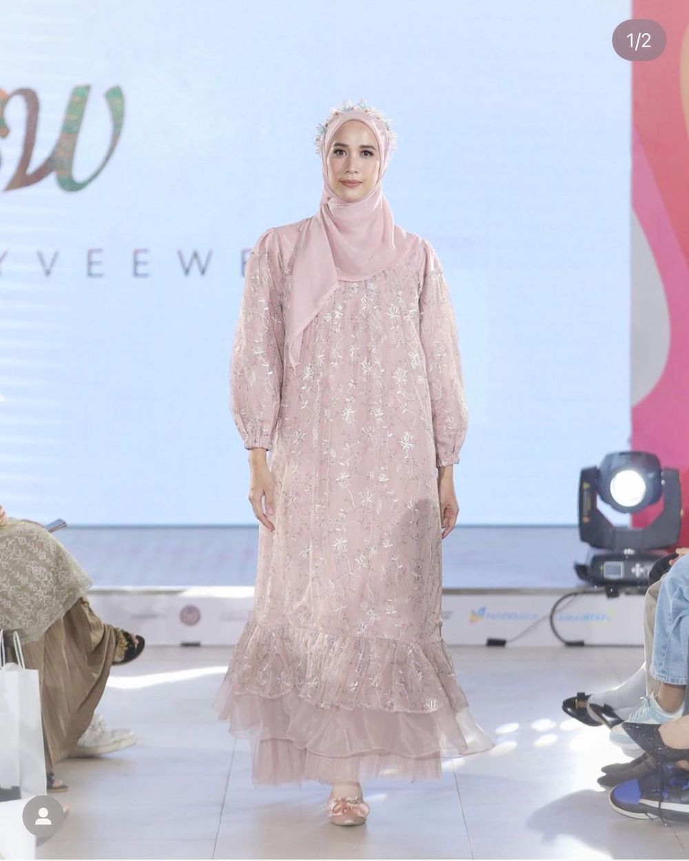 Dulu nyentrik bintangi iklan kini dipersunting pengusaha mebel vakum dari artis, 11 potret terbarunya