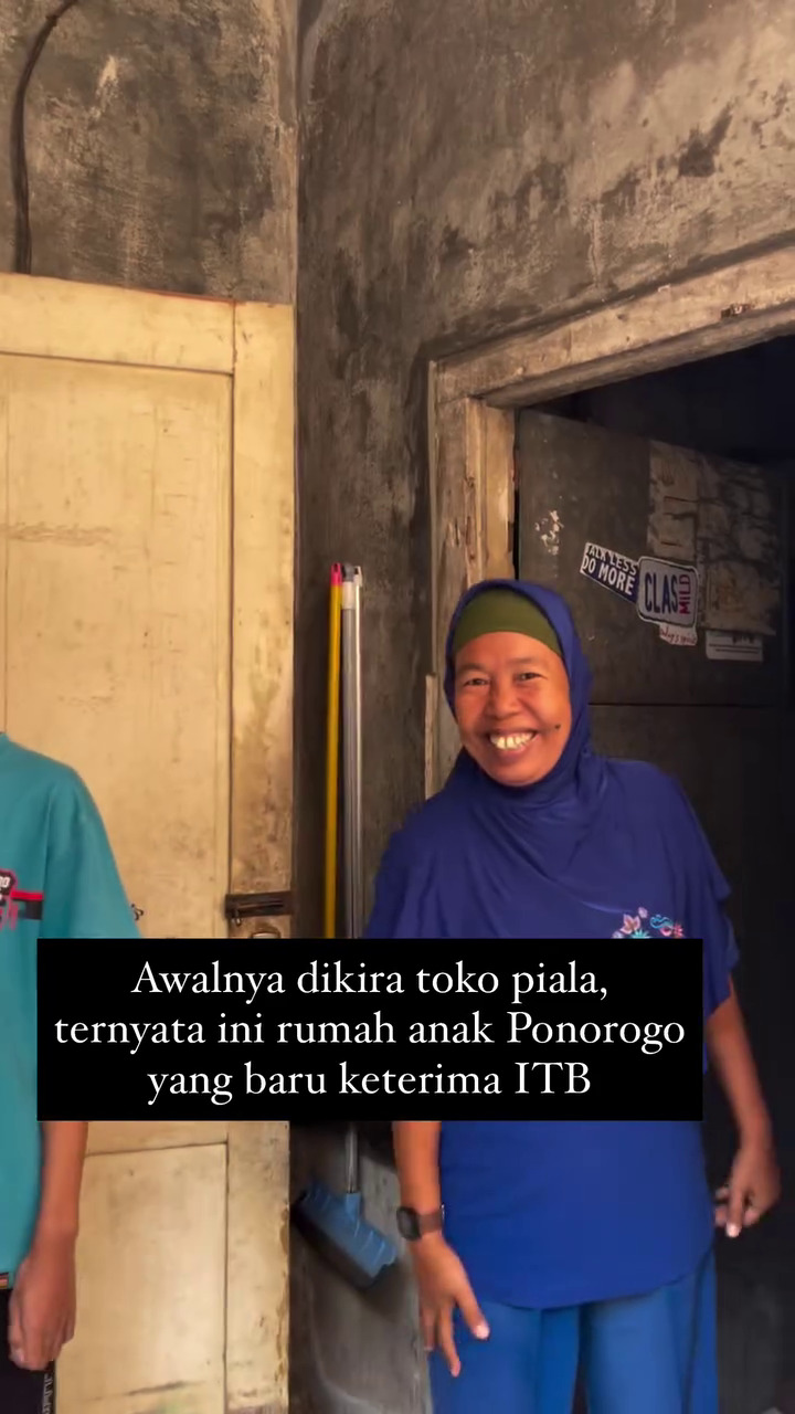 Viral anak penjual es keliling lolos masuk ITB, rumah mungilnya penuh dengan piala, ini 9 potretnya