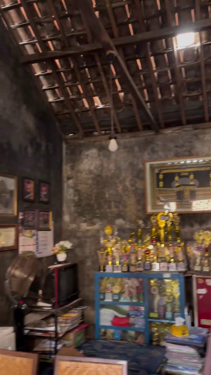 Viral anak penjual es keliling lolos masuk ITB, rumah mungilnya penuh dengan piala, ini 9 potretnya