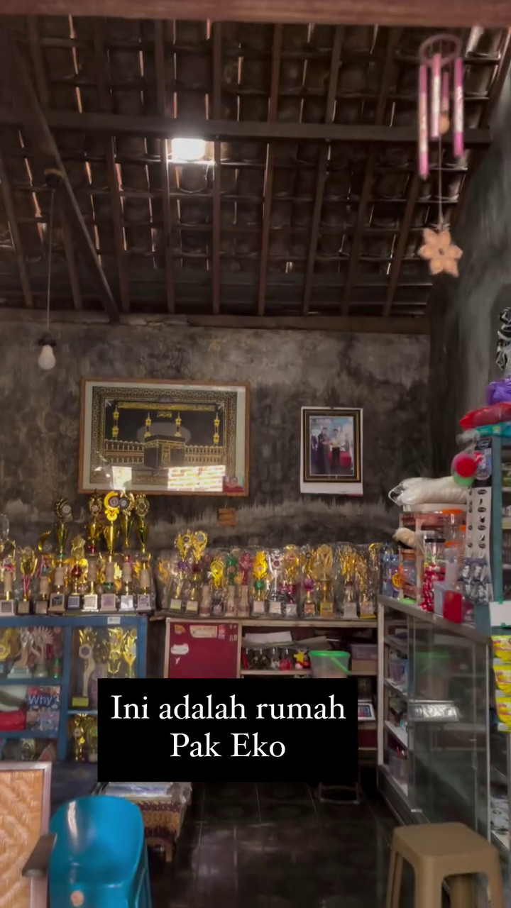 Viral anak penjual es keliling lolos masuk ITB, rumah mungilnya penuh dengan piala, ini 9 potretnya