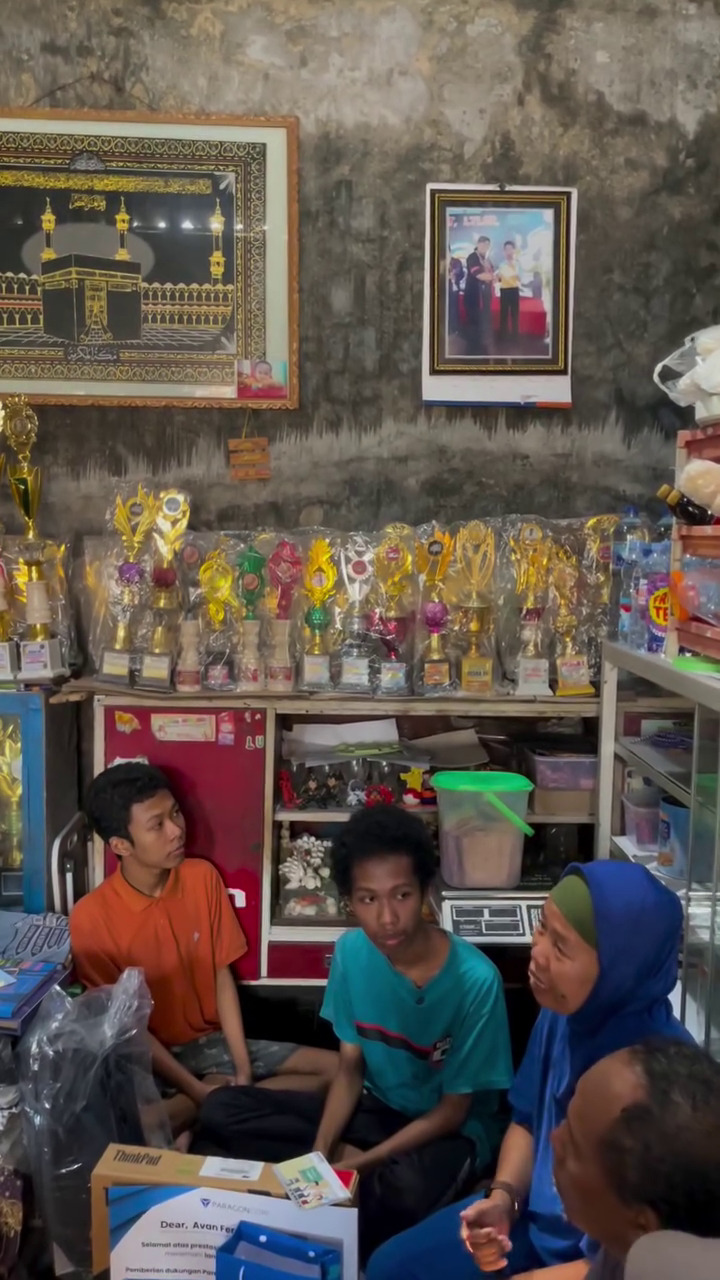 Viral anak penjual es keliling lolos masuk ITB, rumah mungilnya penuh dengan piala, ini 9 potretnya