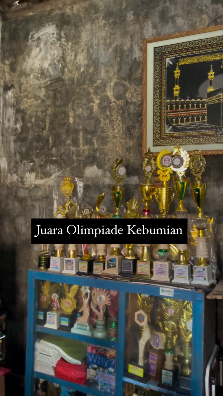 Viral anak penjual es keliling lolos masuk ITB, rumah mungilnya penuh dengan piala, ini 9 potretnya