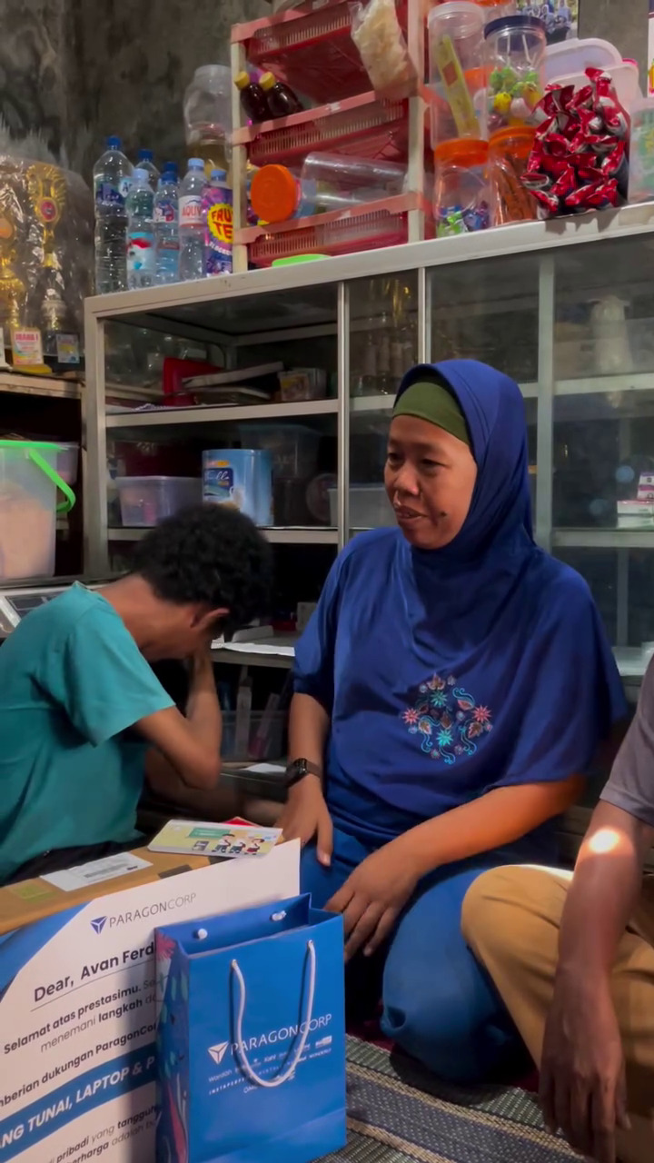 Viral anak penjual es keliling lolos masuk ITB, rumah mungilnya penuh dengan piala, ini 9 potretnya