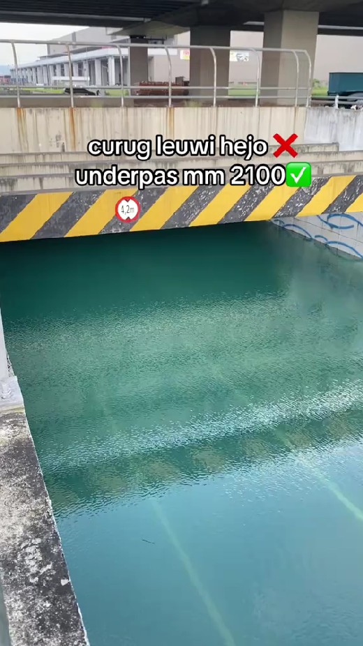 Underpass di Bekasi tergenang air hujan, 7 potret kondisinya kini jadi kolam renang dadakan