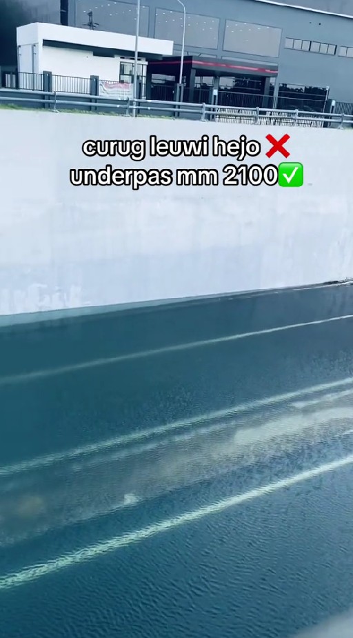 Underpass di Bekasi tergenang air hujan, 7 potret kondisinya kini jadi kolam renang dadakan