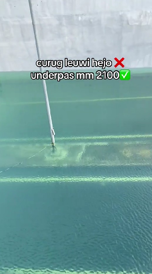 Underpass di Bekasi tergenang air hujan, 7 potret kondisinya kini jadi kolam renang dadakan