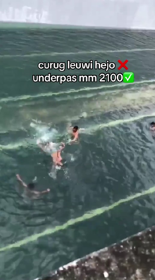 Underpass di Bekasi tergenang air hujan, 7 potret kondisinya kini jadi kolam renang dadakan