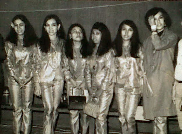 Model iklan motor ini ternyata mertua vokalis rock, ini 11 potret jadulnya pas jadi penyanyi era 60-an