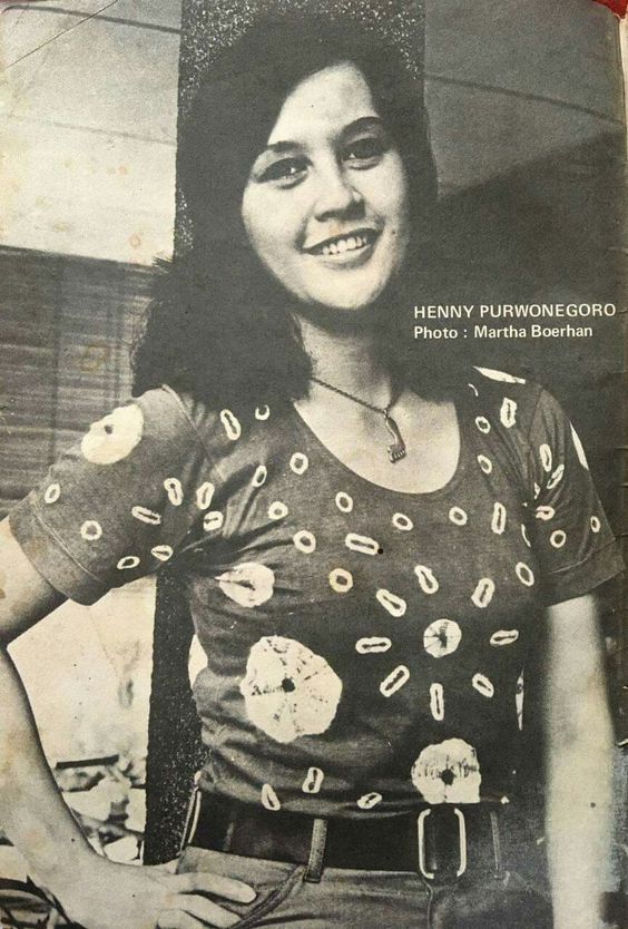 Model iklan motor ini ternyata mertua vokalis rock, ini 11 potret jadulnya pas jadi penyanyi era 60-an
