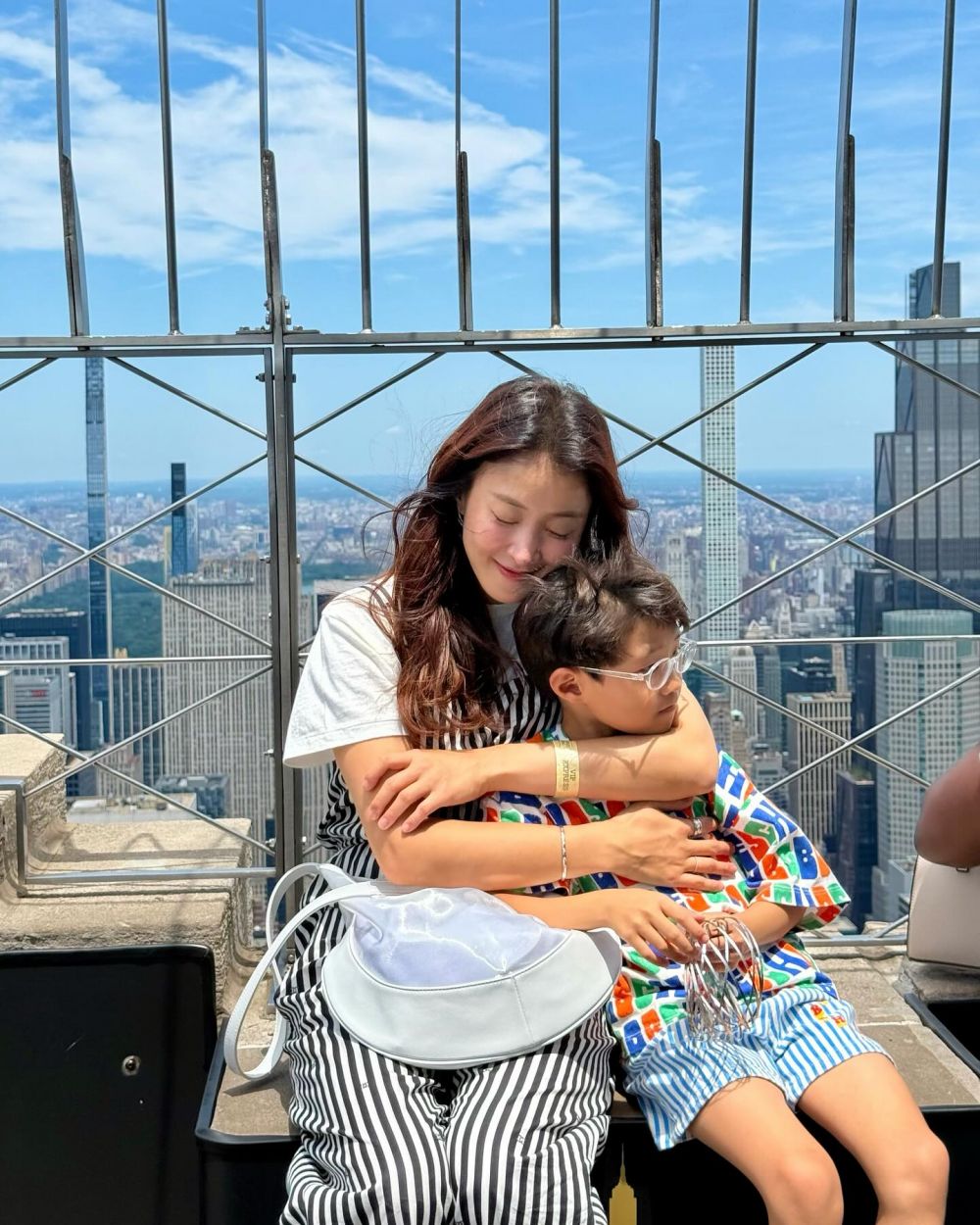 Hamil anak kedua lewat IVF meski sudah cerai, ini 5 perjuangan Lee Si-young pertahanin kehamilannya