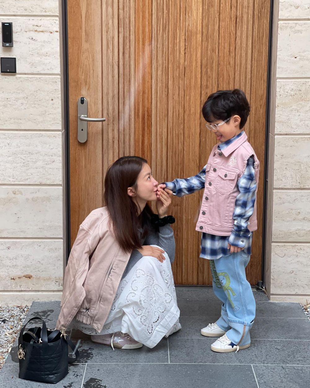 Hamil anak kedua lewat IVF meski sudah cerai, ini 5 perjuangan Lee Si-young pertahanin kehamilannya