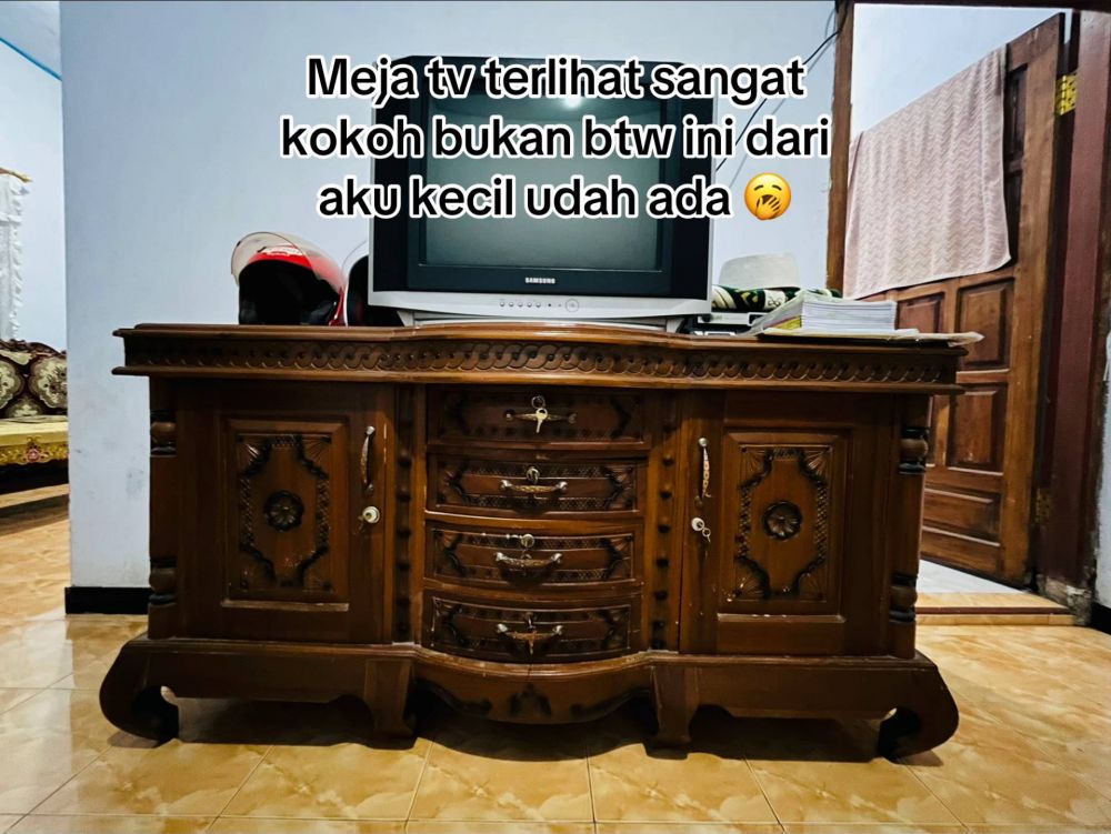 7 Potret rumah unik dipenuhi perabotan ala Majapahit, ada kursi raja sampai ranjang kepala ular