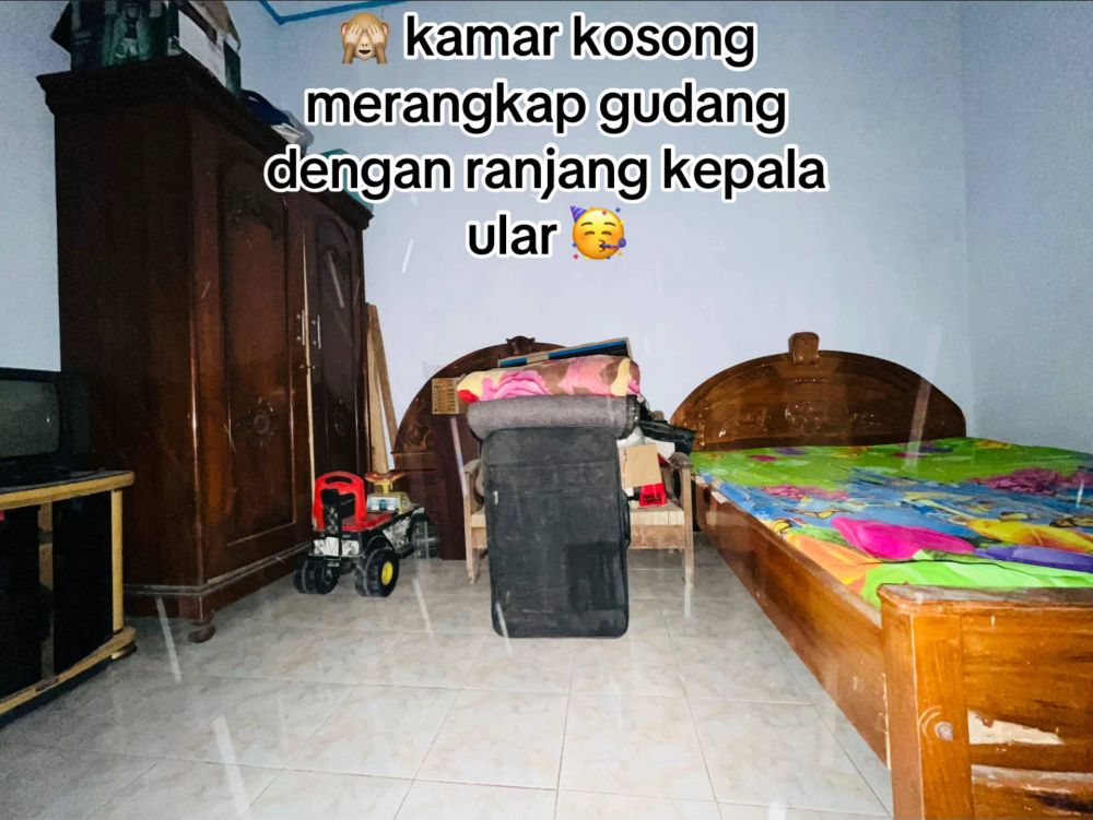 7 Potret rumah unik dipenuhi perabotan ala Majapahit, ada kursi raja sampai ranjang kepala ular