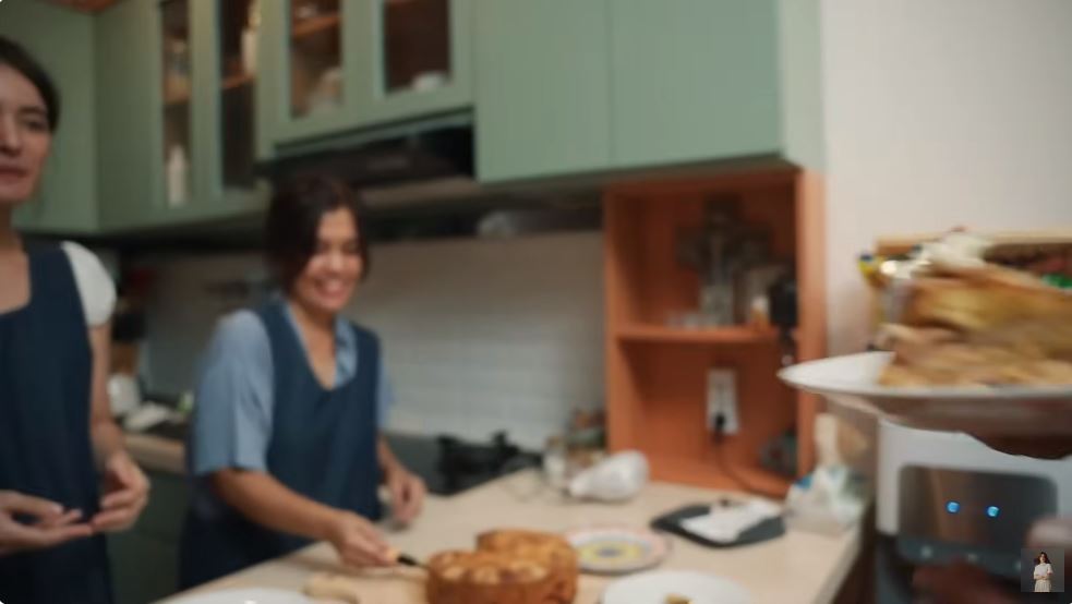 Letaknya berdekatan dengan tangga, intip 7 cara Mawar de Jongh menata dapur tanpa island mewah