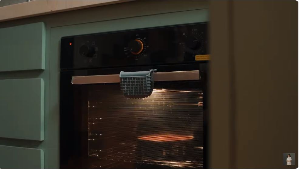 Letaknya berdekatan dengan tangga, intip 7 cara Mawar de Jongh menata dapur tanpa island mewah