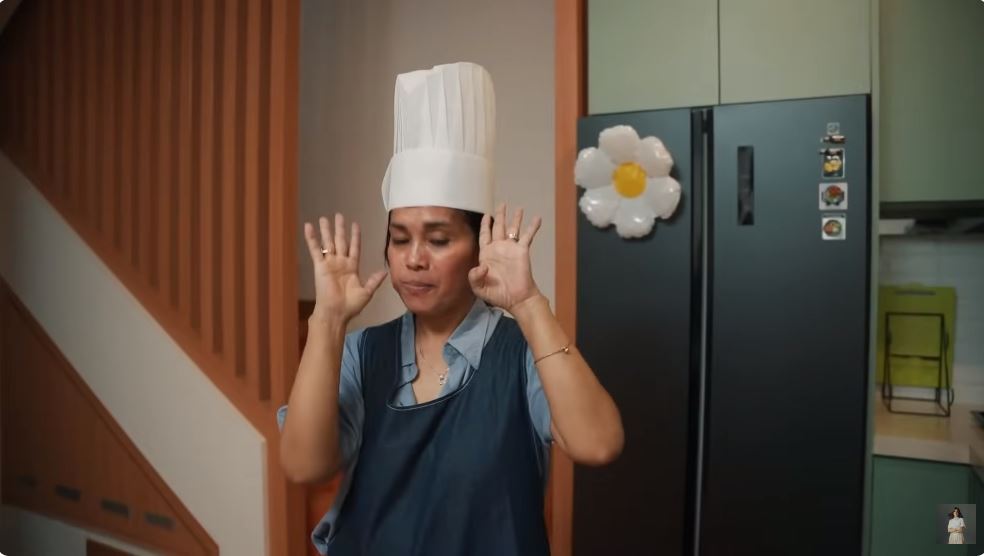 Letaknya berdekatan dengan tangga, intip 7 cara Mawar de Jongh menata dapur tanpa island mewah