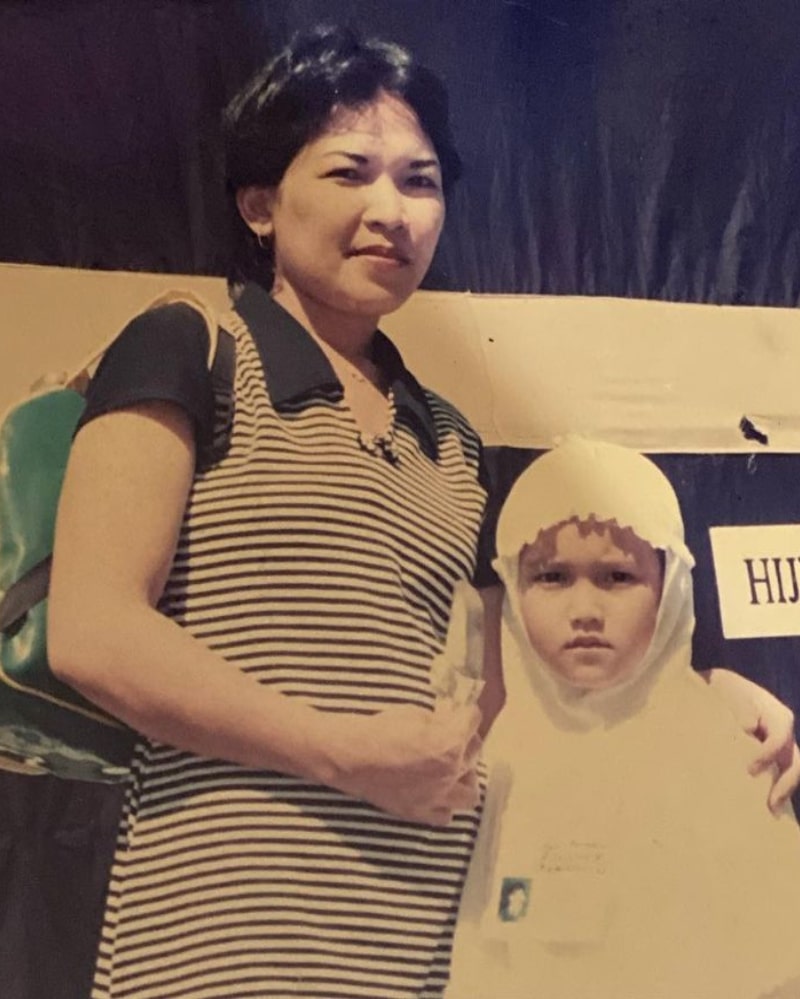 Momen jadul 9 penyanyi bareng ibu, Ari Lasso gemesin nempel ibunda