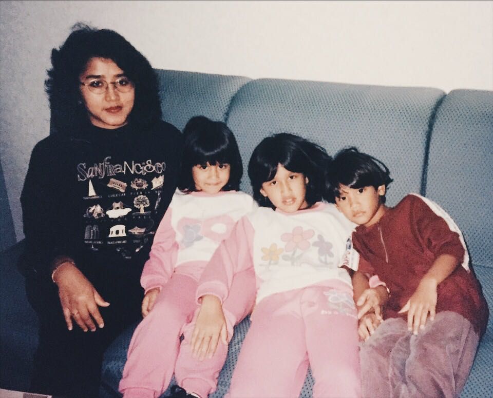 Momen jadul 9 penyanyi bareng ibu, Ari Lasso gemesin nempel ibunda