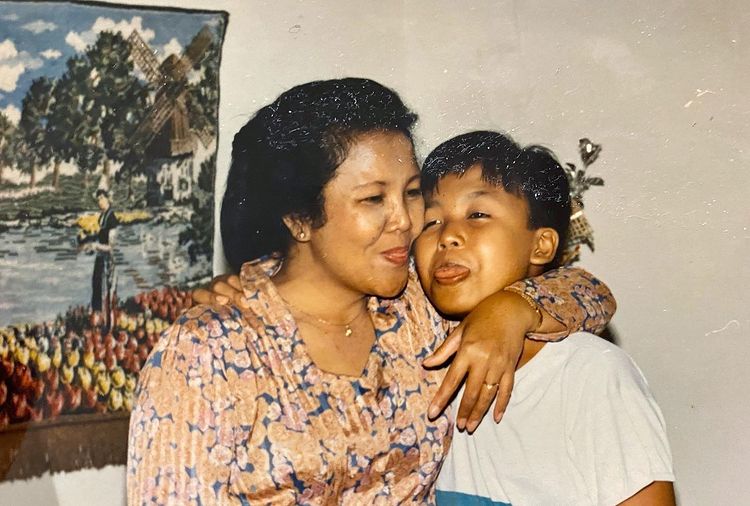 Momen jadul 9 penyanyi bareng ibu, Ari Lasso gemesin nempel ibunda