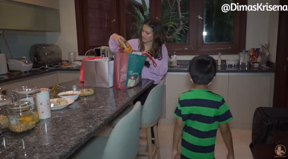 Simpel tapi terlihat mewah dengan meja island berlapis marmer, begini 7 cara Marsha Aruan menata dapur