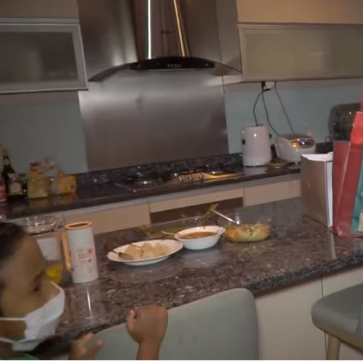 Simpel tapi terlihat mewah dengan meja island berlapis marmer, begini 7 cara Marsha Aruan menata dapur