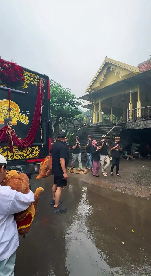 18 tahun menikah, ini 9 potret anniversary Irfan Hakim dan Della, dapat hadiah hewan tak terduga