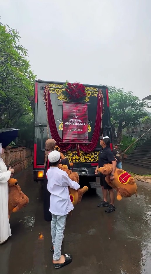 18 tahun menikah, ini 9 potret anniversary Irfan Hakim dan Della, dapat hadiah hewan tak terduga