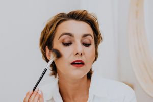 Sering diabaikan, 5 kesalahan makeup ini bisa bikin kulit keriput dan makin kendur