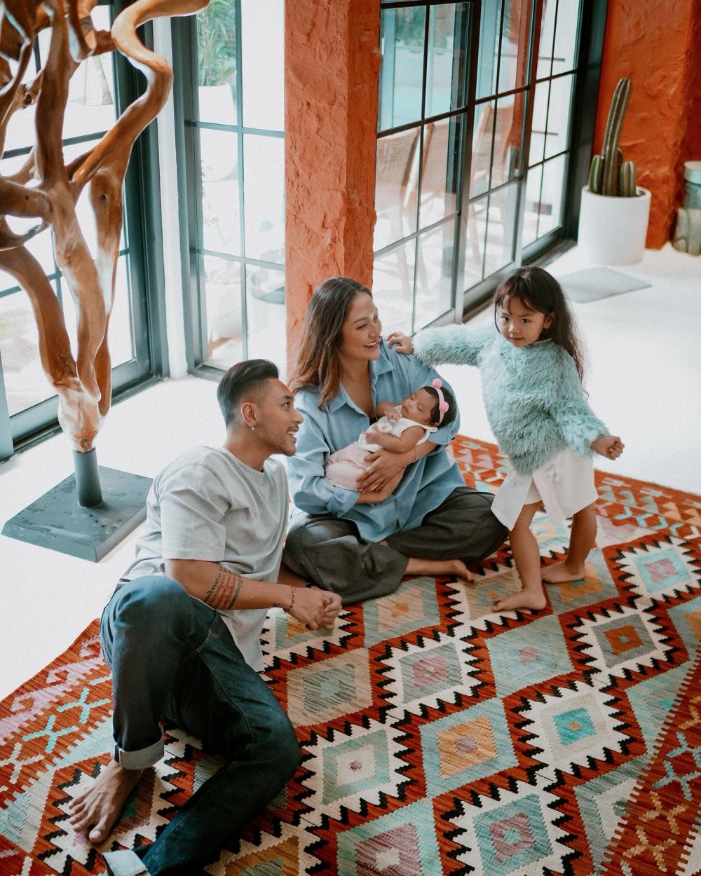 Suara bergetar sambil tahan tangis, begini 9 cerita perjuangan siti badriah saat melahirkan anak kedua