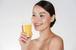 Cara hempaskan kerutan ini ampuh bikin wajah kencang cuma dengan minuman kolagen dari 2 jenis rempah