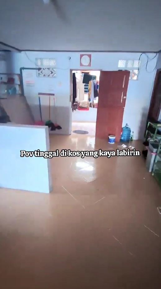 Wanita ini spill penampakan kosnya yang punya banyak tangga, 9 potretnya bak labirin bikin pusing