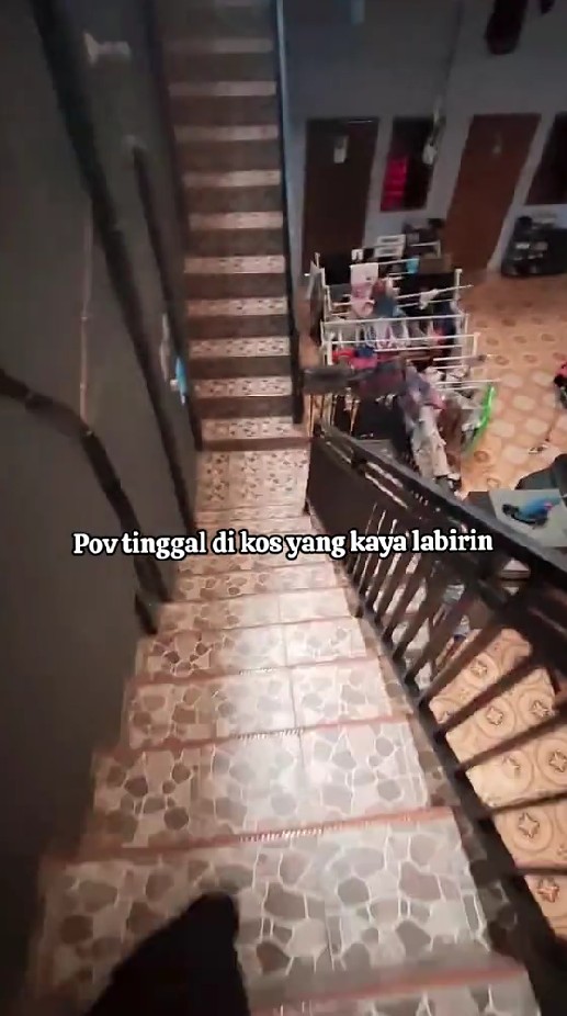Wanita ini spill penampakan kosnya yang punya banyak tangga, 9 potretnya bak labirin bikin pusing