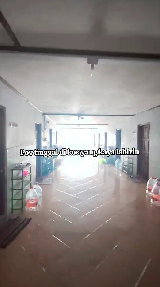 Wanita ini spill penampakan kosnya yang punya banyak tangga, 9 potretnya bak labirin bikin pusing