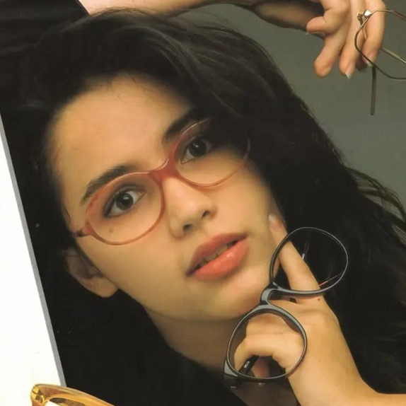 Model kacamata ini dulunya adik Onky Alexander di film kini jadi pemerhati hewan, 9 potret lawasnya