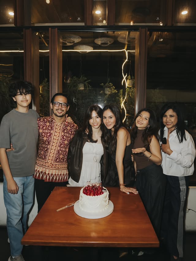 9 Potret Wulan Guritno rayakan ulang tahun London Abigail ke-15, tampil akur bareng mantan suami