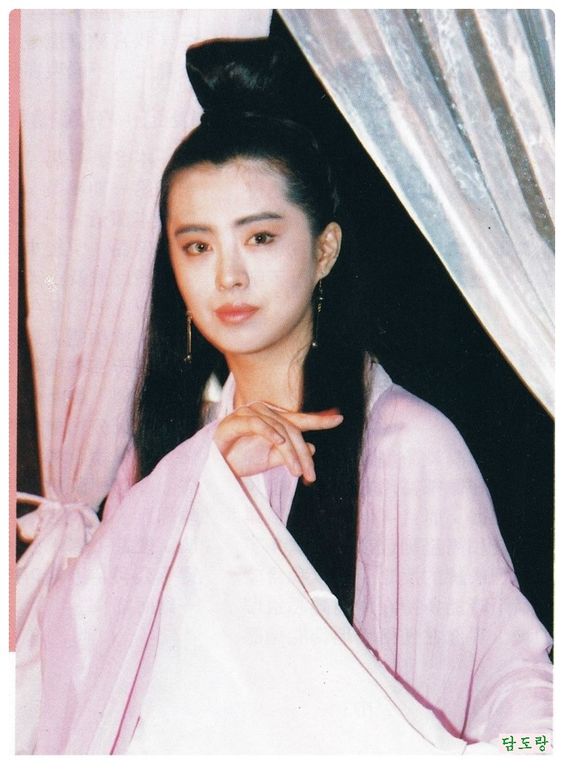 Pernah dijuluki ratu film horor tercantik era 90-an, intip 11 pesona menawan Joey Wong di kala muda