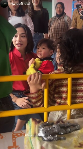 9 Potret Nikita Willy ajak Issa donasi ke panti asuhan, sikap dermawannya bikin salut