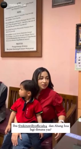 9 Potret Nikita Willy ajak Issa donasi ke panti asuhan, sikap dermawannya bikin salut