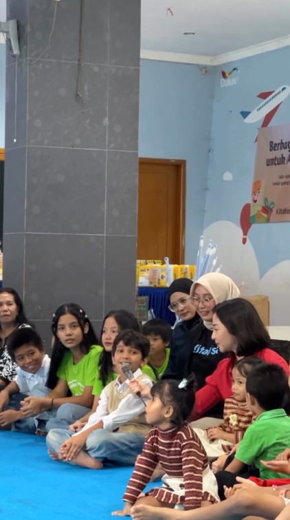 9 Potret Nikita Willy ajak Issa donasi ke panti asuhan, sikap dermawannya bikin salut