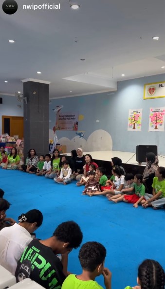 9 Potret Nikita Willy ajak Issa donasi ke panti asuhan, sikap dermawannya bikin salut