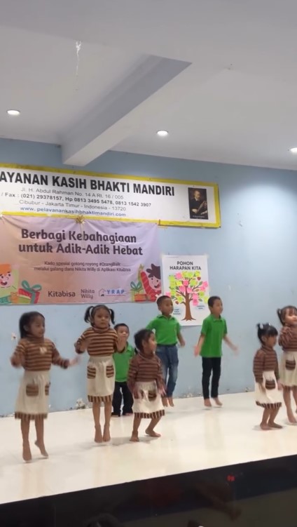 9 Potret Nikita Willy ajak Issa donasi ke panti asuhan, sikap dermawannya bikin salut