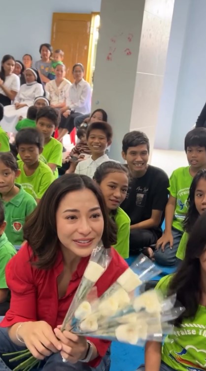 9 Potret Nikita Willy ajak Issa donasi ke panti asuhan, sikap dermawannya bikin salut