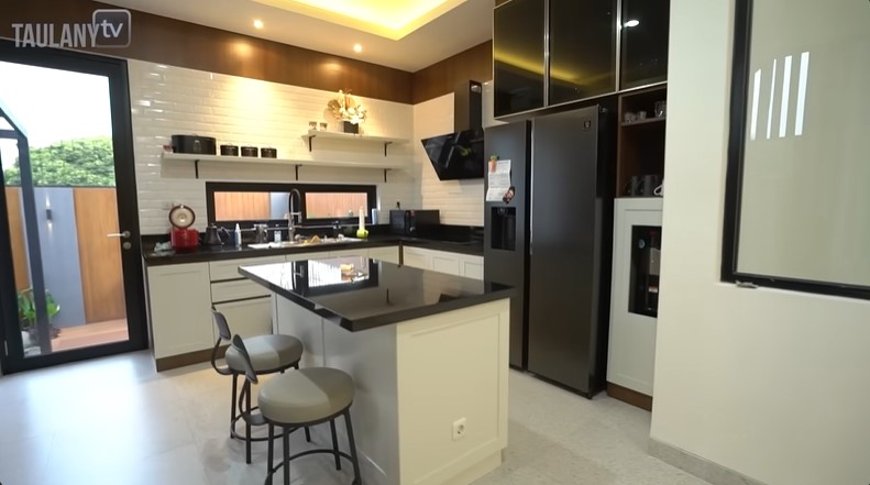 Rumah berkonsep smart living, 7 cara Surya Insomnia menata dapur, alat penghisap asapnya bikin salfok