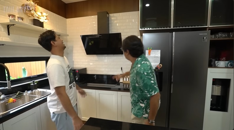 Rumah berkonsep smart living, 7 cara Surya Insomnia menata dapur, alat penghisap asapnya bikin salfok