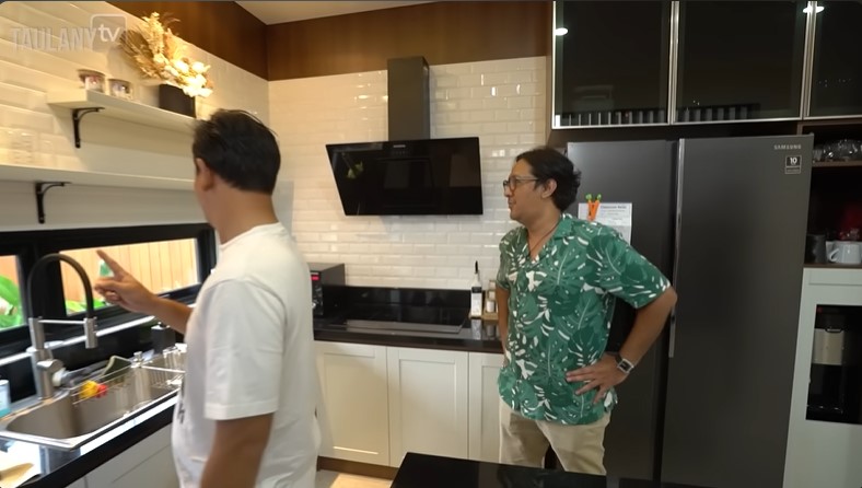 Rumah berkonsep smart living, 7 cara Surya Insomnia menata dapur, alat penghisap asapnya bikin salfok